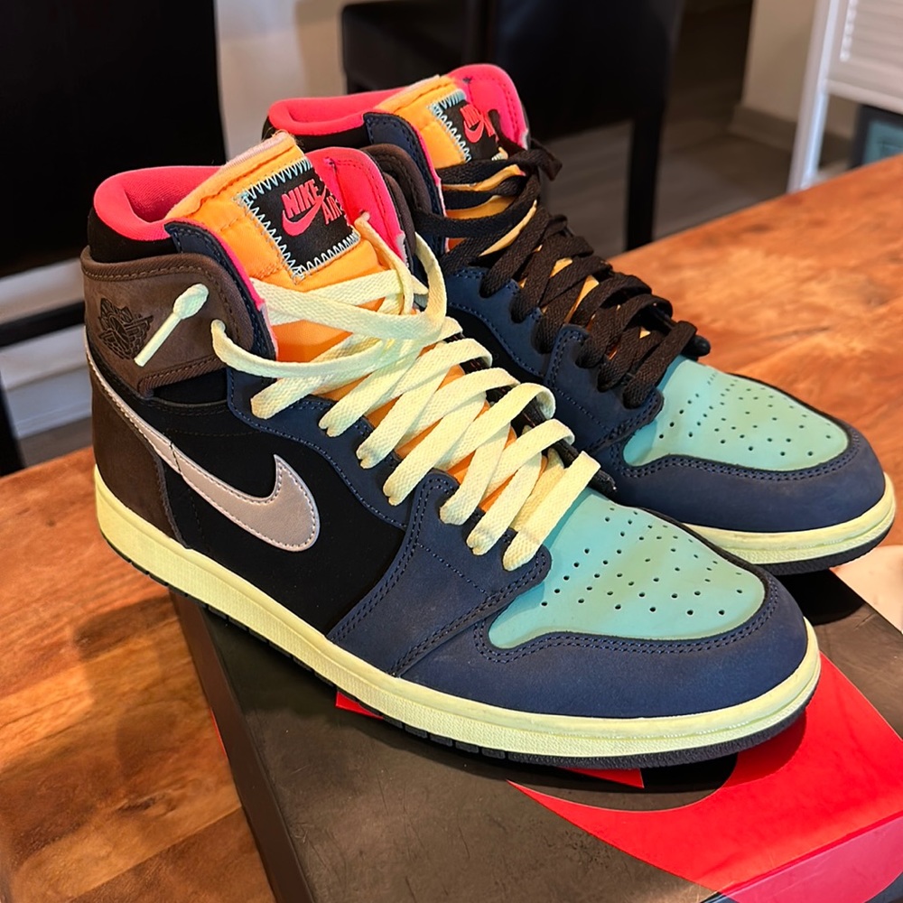 Worn once. Men 10.5! 2020
Air Jordan 1 Retro High 'Tokyo Bio Hack'